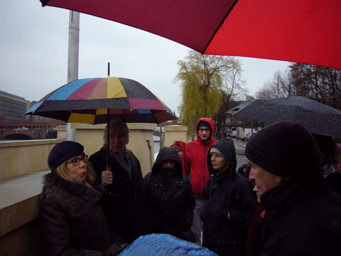 Teilnehmer:innen mit Regenschirmen